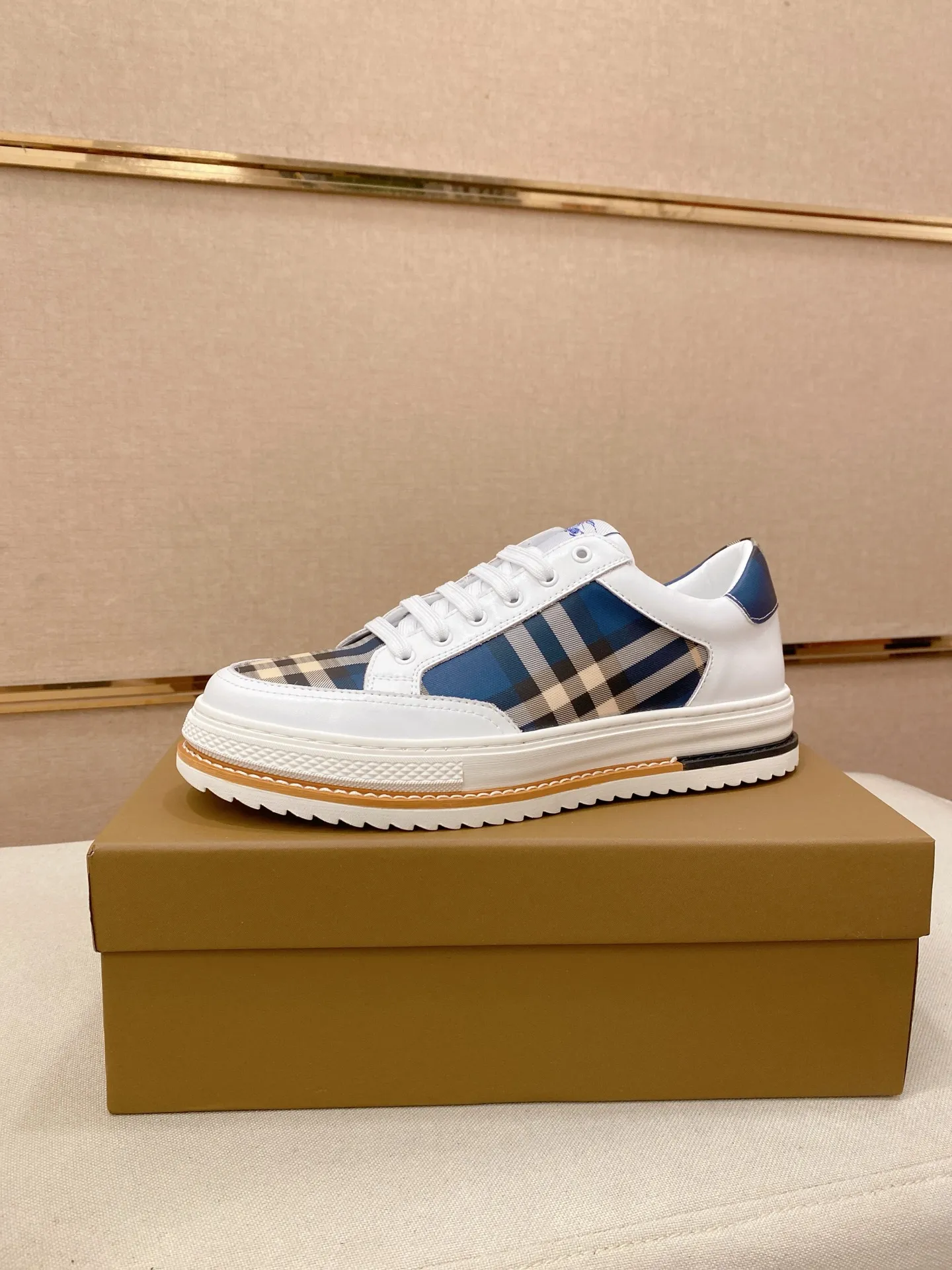 Men's shoes 💰: 420💰🇮🇹🇮🇹BURBERRY's top purchasing agents are available simultaneously at the counter. 🔍🔍On sale at the same time. Positive code number: 38-44 Italian imported first-layer cowhide with fabric. Fully imported sheepskin lining, sole: the original sole is specially provided by the original factory, the exclusive movable molded sole is super comfortable, the original factory follows the order, 🔍🔍high quality, you can go in and out of the counter at will, welcome to compare. Can be customized. 45 non-refundable